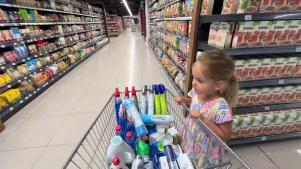 Papá Monta Una Niña Pequeña Sosteniéndose Carrito Compras Supermercado Imágenes — Vídeo de stock