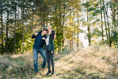 Annem gülen bir babanın omuzlarında oturan küçük bir kızı öpüyor. Yüksek kalite fotoğraf