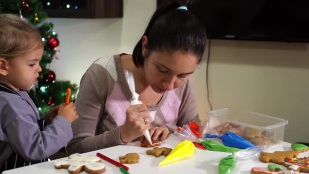 Annem Kurabiyelere Krema Koyar Küçük Bir Kız Ona Keçeli Kalem — Stok video