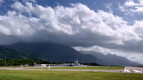 Infraestructura Aeroportuaria Con Pistas Pie Las Montañas Brumosas Imágenes Alta — Vídeos de Stock
