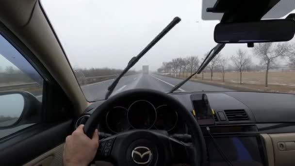 司机正开着拖把在路上开车 高质量的4K镜头 — 图库视频影像