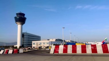 Uçaklar, otobüsler ve kamyonlar havaalanı yakınında park halindedir. Yüksek kalite 4k görüntü