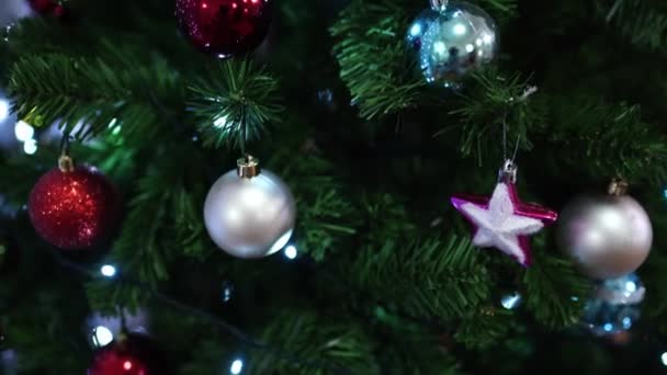 Рождественская Елка Украшенная Красочными Шарами Светящимися Гирляндами Стоит Комнате Высококачественные — стоковое видео