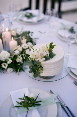 Çiçek süslemeli düğün pastası masanın üzerinde duruyor. Yüksek kalite fotoğraf