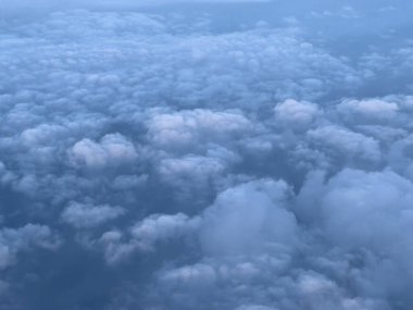 Mavi gökyüzündeki kümülüs bulutlarının lombozu. Yüksek kalite fotoğraf