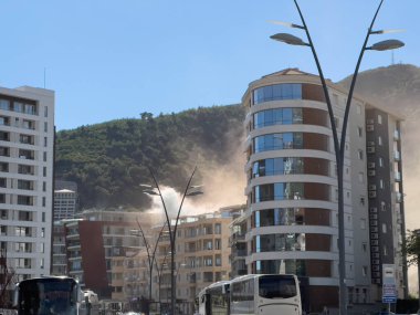 Dağların eteğindeki çok katlı bir binanın üzerindeki yangından çıkan yoğun duman. Yüksek kalite fotoğraf