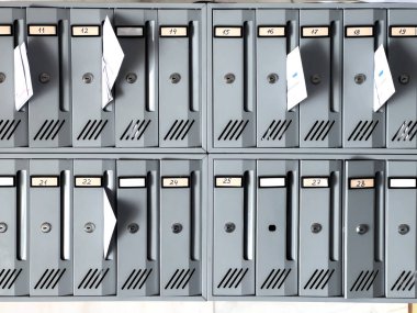 Evin duvarındaki posta kutularından mektuplar çıkıyor. Yüksek kalite fotoğraf