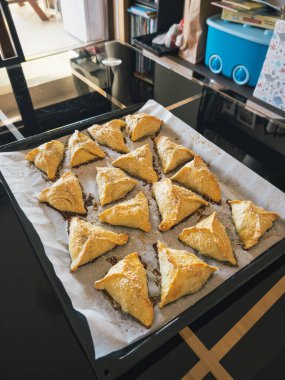 Üçgen puf böreği masada bir tepside yatıyor. Yüksek kalite fotoğraf