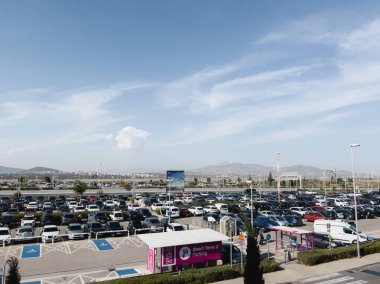Arka planda dağlar olan büyük açık hava otoparkı. Yüksek kalite fotoğraf