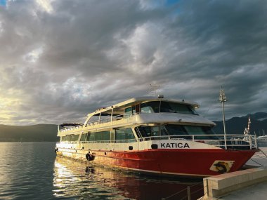 Kırmızı ve beyaz çift güverteli zevk yatı deniz kıyısına demirli. Yüksek kalite fotoğraf