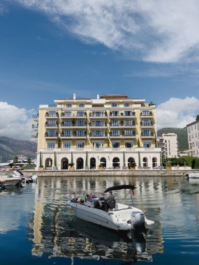Yat, Regent Oteli 'nin yakınındaki körfez boyunca ilerliyor. Porto, Karadağ. Yüksek kalite fotoğraf