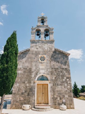 Kutsal Üçlü Kilisesi 'nin çan kulesinin merkezi girişi. Budva, Karadağ. Yüksek kalite fotoğraf