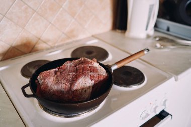 Fırındaki tavada baharatlı çiğ fileto parçası yatıyor. Yüksek kalite fotoğraf