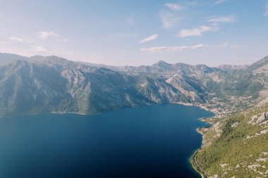 Kotor Körfezi yeşil bir dağ silsilesiyle çevrilidir. Karadağ. Drone. Yüksek kalite fotoğraf