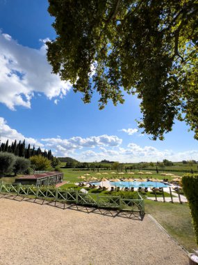 Havuzun yanındaki dinlenme odasında yeşil bir çayırda güneşli şezlonglar vardı. Villa Cordevigo, İtalya. Yüksek kalite fotoğraf