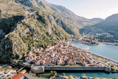 Körfezin kıyısındaki antik kasaba taş kale duvarlarıyla çevrili. Kotor, Karadağ. Drone. Yüksek kalite fotoğraf