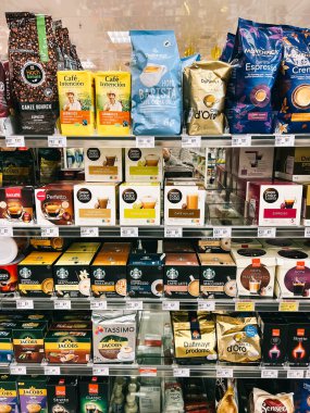 Süpermarkette raflarda tahıllı ve öğütülmüş kahve standı olan çok renkli paketler. Yüksek kalite fotoğraf