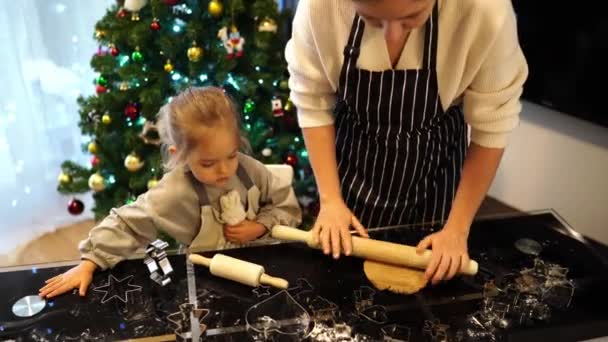 母親を見ている小さな女の子は クリスマスクッキーのために生地を転がします 高品質の4K映像 — ストック動画