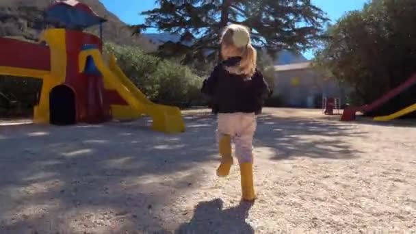 Den Lille Jenta Løper Lekeplassen Til Sklien Begynner Opp Trappene – stockvideo