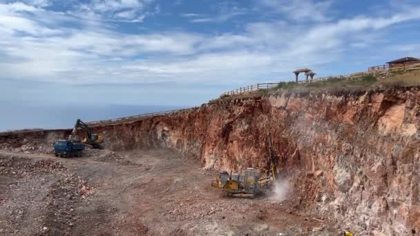 Excavadora Carga Rocas Camión Junto Una Máquina Perforadora Rocas Imágenes — Vídeo de stock