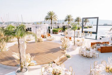 Round servis masaları marina sehpasında sahnenin yanında duruyor. Yüksek kalite fotoğraf