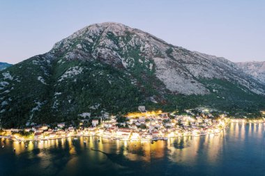 Akşamları Perast kıyısında, dağların eteklerinde. Karadağ. Drone. Yüksek kalite fotoğraf