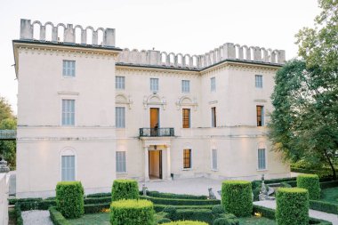 Eski Villa Rizzardi yakınlarındaki yeşil bahçe. Valpolicella, Verona, İtalya. Yüksek kalite fotoğraf