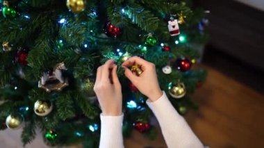 Tasarımcı Noel ağacını oyuncaklarla süslüyor. Yüksek kalite 4k görüntü