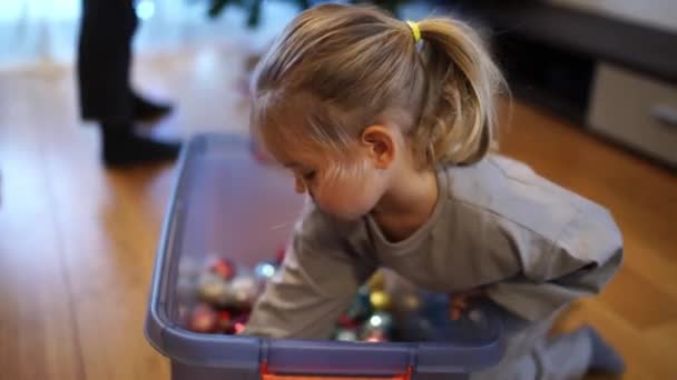 Bambina Tira Fuori Palle Colorate Una Scatola Plastica Filmati Alta — Video Stock