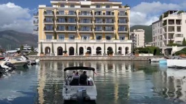 Regent Oteli 'ne küçük bir tekne yaklaşıyor. Porto, Karadağ. Yüksek kalite 4k görüntü