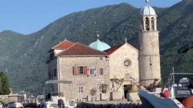 Gemiler Gospa od Skrpjela adasına demirlediler. Kotor Körfezi, Karadağ. Yüksek kalite 4k görüntü