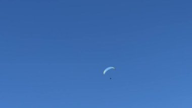 Paraşütle paraşütle atlayan bir paraşütçü. Yüksek kalite 4k görüntü