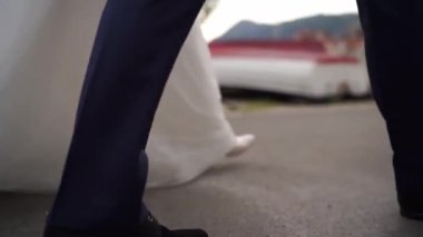 Gelin ve damat teknelerle rıhtımın yanından geçiyor. Kırpılmış. Yüksek kaliteli FullHD görüntüler