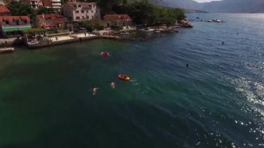 Turistler kıyı açıklarında şişme botlarda yüzerler. Yüksek kalite 4k görüntü