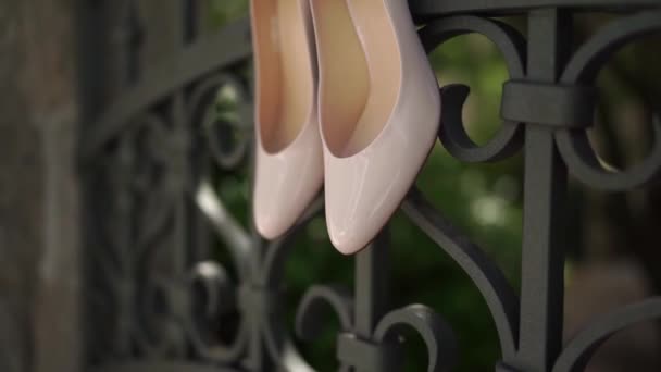 Bahçedeki Çitlere Asılı Deri Ayakkabılar Yüksek Kaliteli Fullhd Görüntüler — Stok video