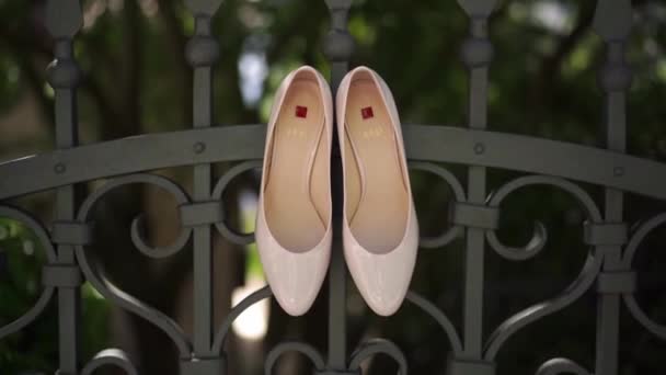 Hogl Brand Ροζ Νυφικά Παπούτσια Κρέμονται Ένα Σφυρήλατο Σιδερένιο Φράχτη — Αρχείο Βίντεο