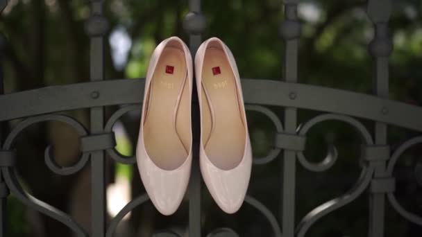 Ροζ Παπούτσια Της Νύφης Κρέμονται Μεταλλικό Φράχτη Τίτλος Hogl Υψηλής — Αρχείο Βίντεο