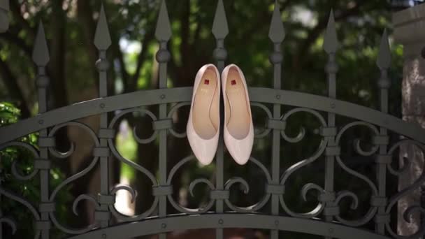 Ροζ Παπούτσια Του Γάμου Κρέμονται Μεταλλικό Φράχτη Υψηλής Ποιότητας Υλικό — Αρχείο Βίντεο