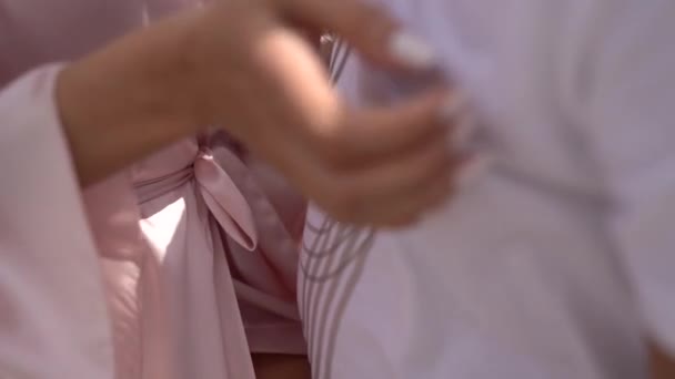 Kobieta Szlafroku Przytula Mężczyznę Koszulce Całuje Wysokiej Jakości Materiał Filmowy — Wideo stockowe