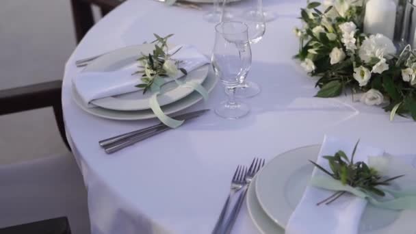 Κρεμάστηκε Γιορτινό Τραπέζι Λουλούδια Και Χαρτοπετσέτες Πιάτα Υψηλής Ποιότητας Υλικό — Αρχείο Βίντεο