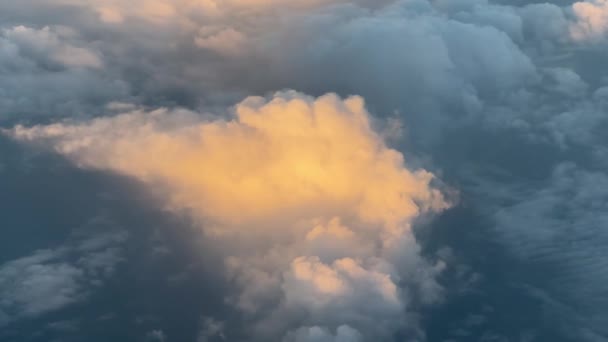 Kumuluswolken Den Orangen Sonnenstrahlen Hochwertiges Filmmaterial — Stockvideo