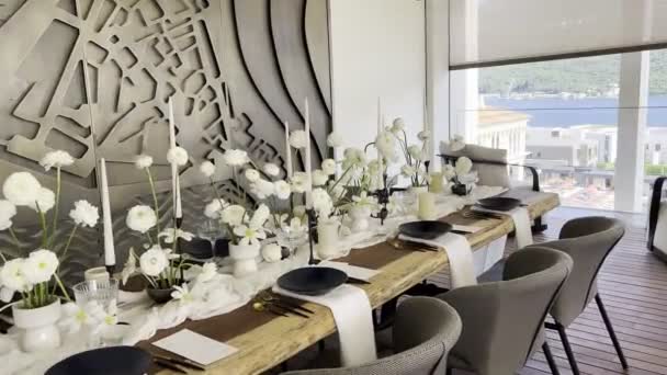 Şenlik Masasında Şamdanlarda Mumlar Vazolarda Çiçekler Vardı Yüksek Kalite Görüntü — Stok video