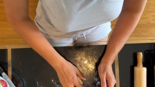 Femme Sculpte Pâte Pour Les Petits Pains Rouler Dans Farine — Video