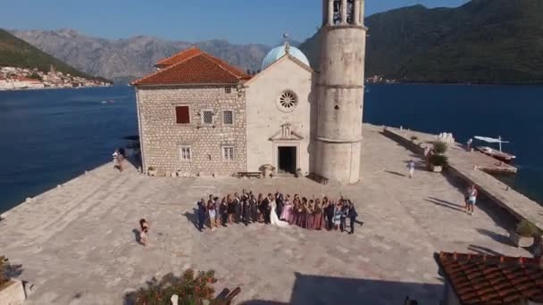 Konukları Olan Yeni Evliler Gospa Skrpjela Adasındaki Kayalıklar Leydisi Kilisesi — Stok video