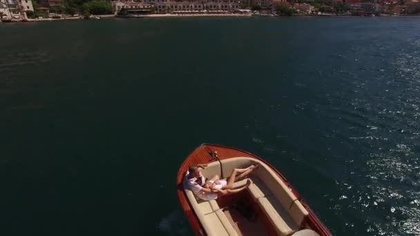 Чоловік Жінка Купаються Дивані Біля Носу Яхти Пливе Берег Високоякісні — стокове відео
