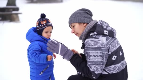 Mama Zieht Skihandschuhe Und Erzählt Etwas Einem Kleinen Mädchen Das — Stockvideo