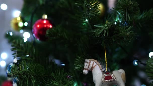 一匹马的雕像挂在一棵圣诞树的绿枝上 高质量的4K镜头 — 图库视频影像