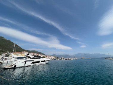 Motosiklet yatları tatil köyünün kıyısına demirlemiş. Yüksek kalite fotoğraf