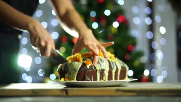 Donna Che Taglia Cupcake Natale Con Pezzi Arancioni Piatto Con — Video Stock