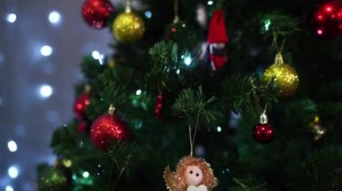 Noel ağacı bir melek figürleri ve parlak topların arasında bir cüce ile süslenir. Yüksek kalite 4k görüntü
